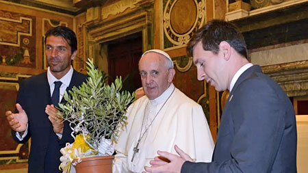 Gianluigi Buffon, Messi y el Papa Francisco compartiendo momentos históricos del Futbol